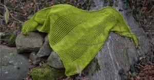 Grünes Tuch auf Fels