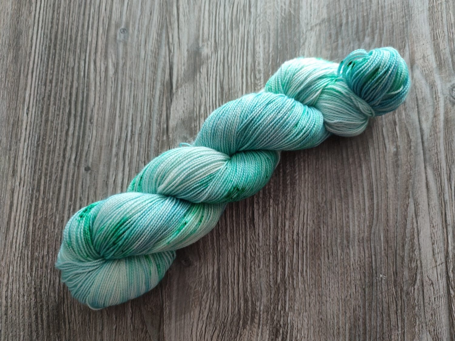 grün-hellblauer Wollstrang