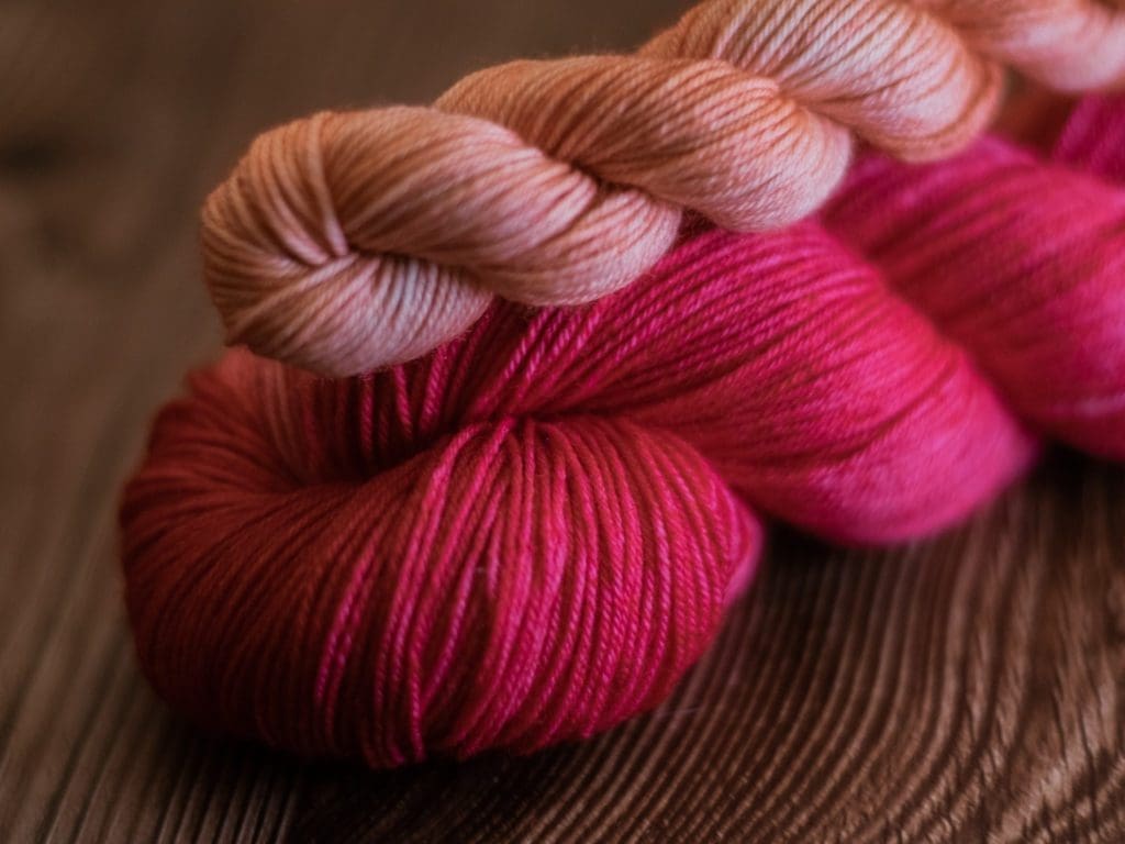 Platinum Sockenwolle Rot in Kombi mit Pfirsich