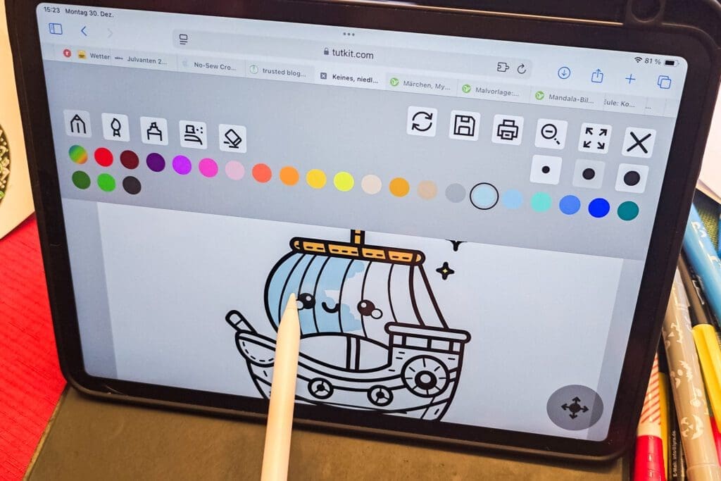 Foto von einem IPad, auf dem mit dem Apple Pencil ein Ausmalbild von tutKit digital ausgemalt wird