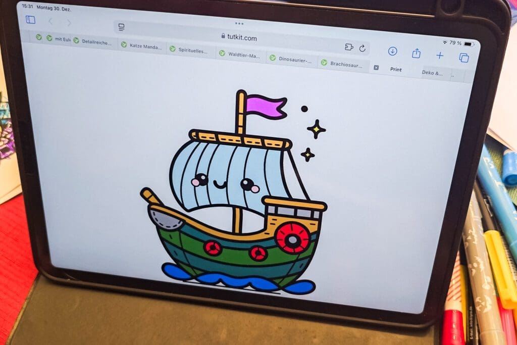 fertiges Digitales Ausmalbild, zu sehen auf einem Ipad. Das Ausmalbild stellt ein süßes Kawaii Segelboot dar, dass auf den Segeln ein Gesicht hat und bunt angemalt wurde.