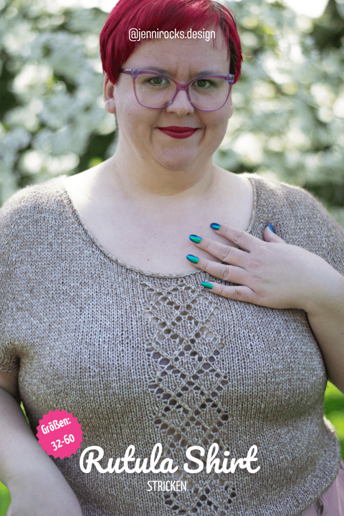 Dicke Frau präsentiert ein beiges Strickshirt.
